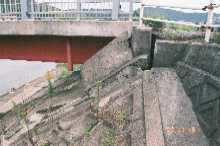 橋梁との取り付け部の沈下の事例写真