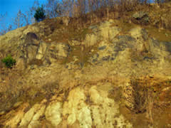 花崗岩の上にのる玄武岩（キャップロック）の写真